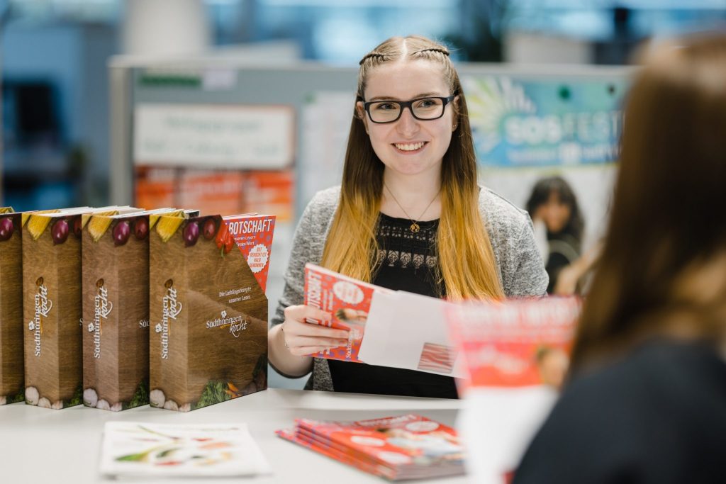 Ausbildung HCSB - Komm in unser Team Indira - Ausbildung in der Verlagsgruppe Hof, Coburg, Suhl und Bayreuth - Ausbildung in der Verlagsgruppe Hof, Coburg, Suhl und Bayreuth Ausbildung HCSB - Komm in unser Team Indira