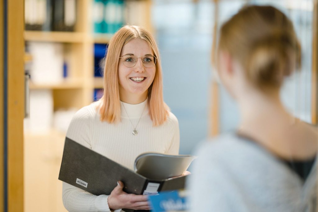 Ausbildung HCSB - Komm in unser Team LEonie - Ausbildung in der Verlagsgruppe Hof, Coburg, Suhl und Bayreuth - Ausbildung in der Verlagsgruppe Hof, Coburg, Suhl und Bayreuth Ausbildung HCSB - Komm in unser Team LEonie